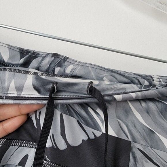 NIKE Fast Women's Palms Print Black  Crop Running TightsSize Large - Picture 13 of 15